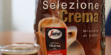 Paket des Segafredo Selezione Crema neben einer Tasse Kaffee der Sorte