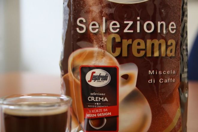 Paket des Segafredo Selezione Crema neben einer Tasse Kaffee der Sorte