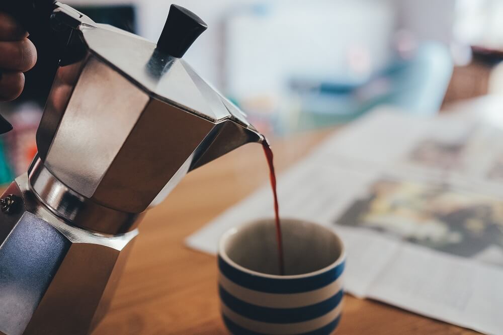 espressokocher-eingiessen.jpg