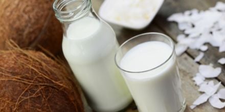 Kokosmilch in Kanne und Glas