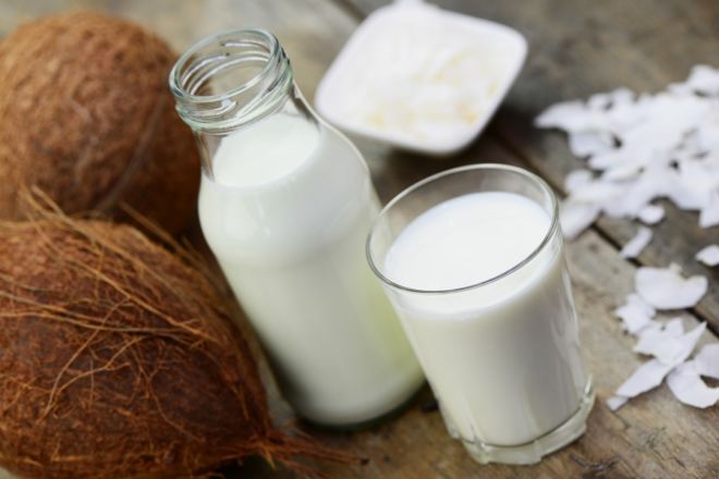 Kokosmilch in Kanne und Glas