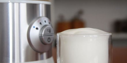 Milchschäumer Test Severin frisch zubereiteter Milchschaum abgebildet neben dem Gerät