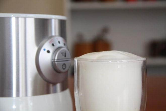 Milchschäumer Test Severin frisch zubereiteter Milchschaum abgebildet neben dem Gerät