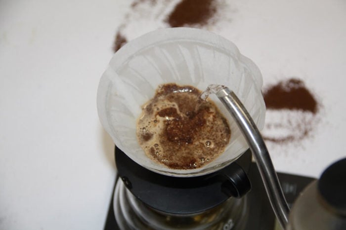 Comandante C40 MK3 Test Kaffeemehl wird im Filter aufgebrueht