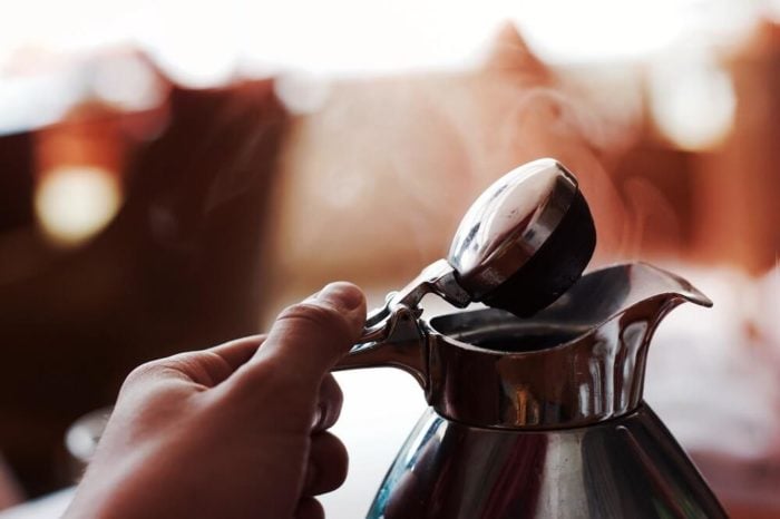 Kaffee dampft in einer Thermoskanne