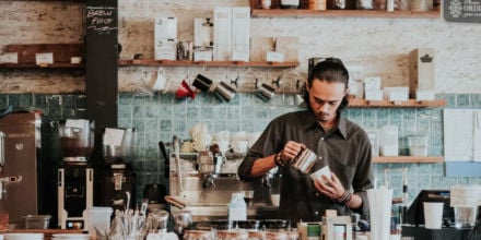 Barista bereitet Kaffee zu