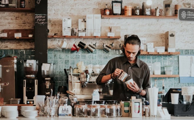 Barista bereitet Kaffee zu