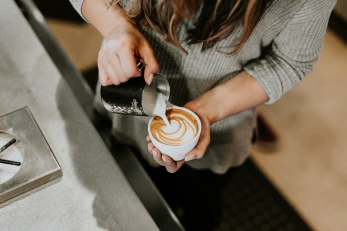 Latte Art in der Barista Ausbildung