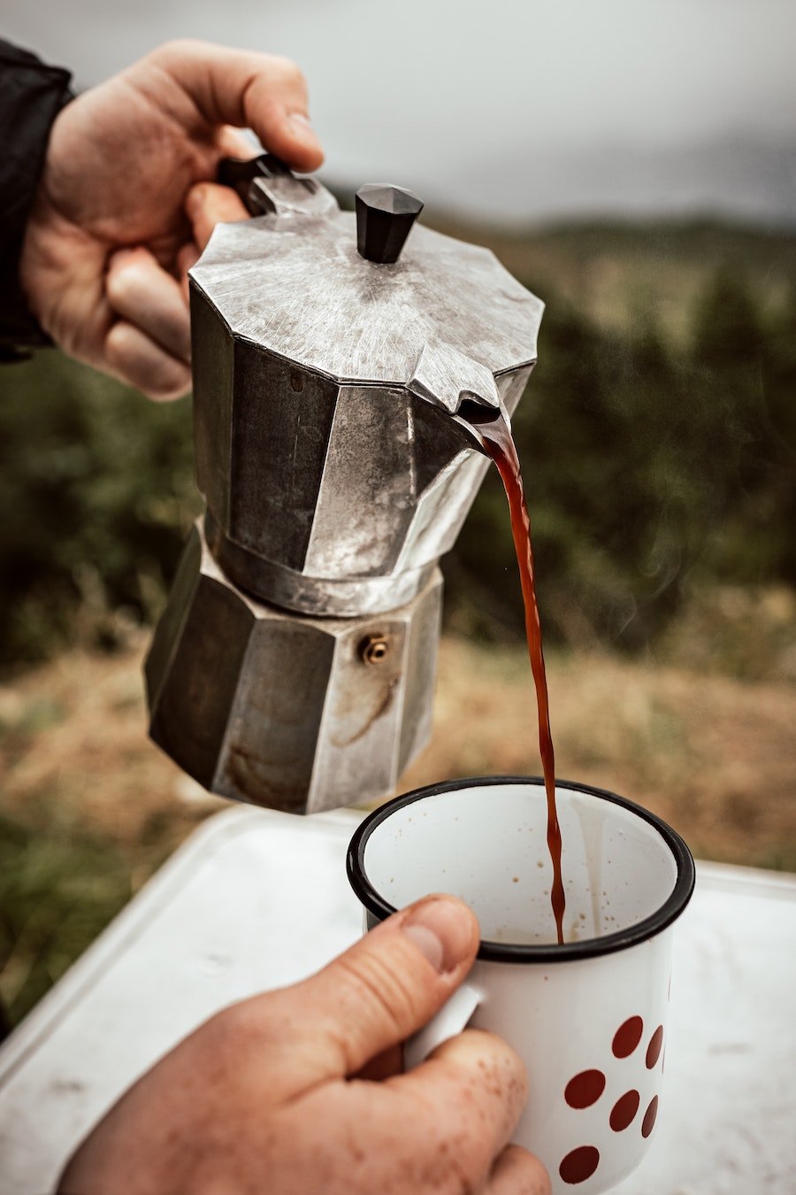 Kaffee mit einem Espressokocher auf Reisen genießen