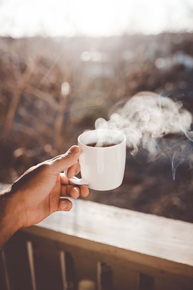 Heißer Kaffee dampft aus Tasse
