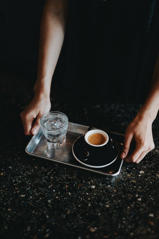 Espresso und ein Glas Wasser