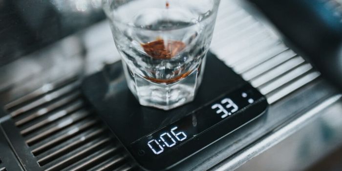 Kaffeepulver wiegen
