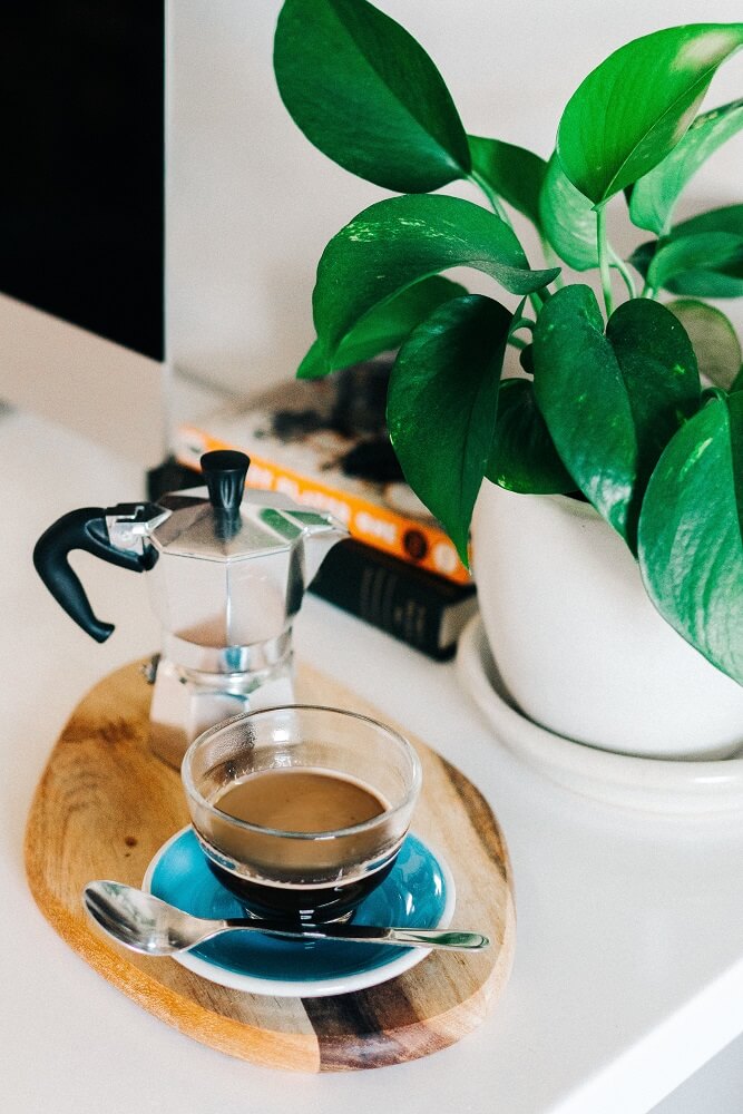 Kaffee vom Espressokocher in einer Tasse