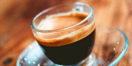 Kräftiger Espresso/Ristretto auf Glasteller
