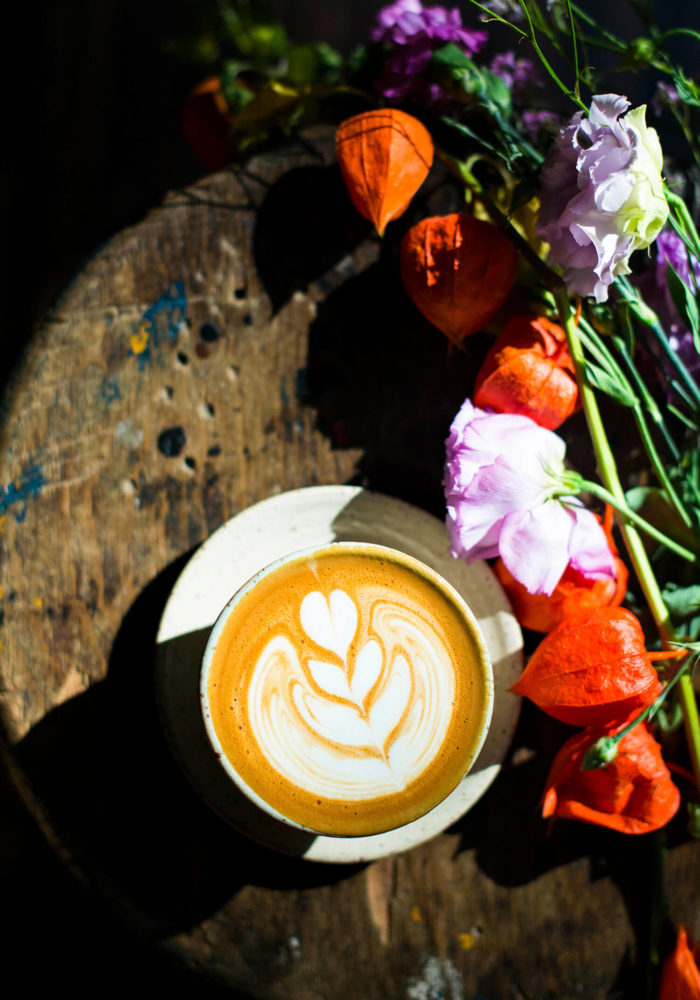 Latte Art mit Blumen