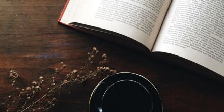 Kaffee trinken und Buch