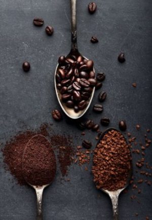 Kaffeedosierung: kaffepulver-loeslicher-Kaffee-kaffeebohnen-auf-dunklem-hintergrund