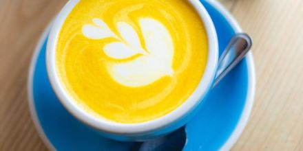 Kurkuma Latte in Cappuccino Tasse (1)