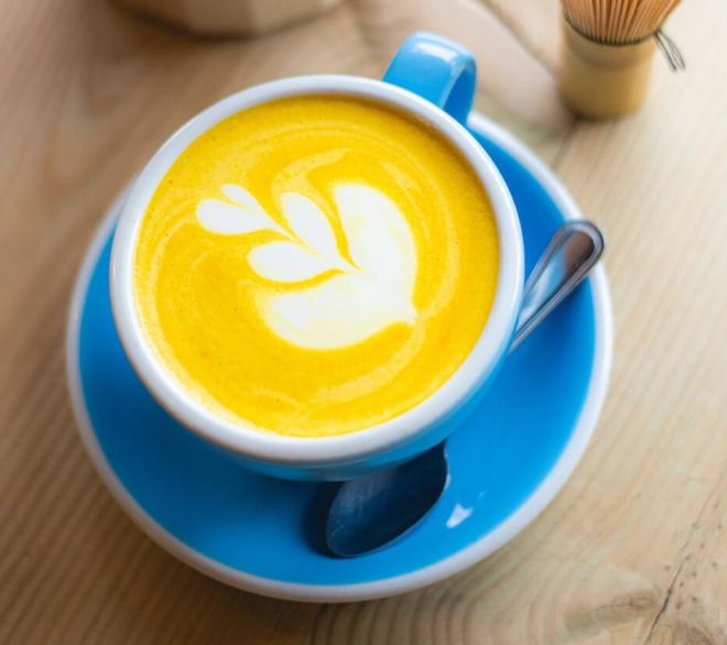 Kurkuma Latte in Cappuccino Tasse (1)