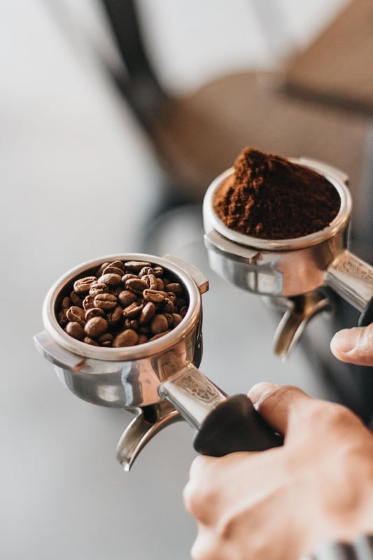 Espresso-Zubereitung - Kaffeebohnen und Kaffeemehl