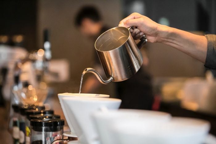Wasser aus dem Wasserkocher für Filterkaffee