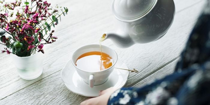 Tee wir in eine Tasse gegossen