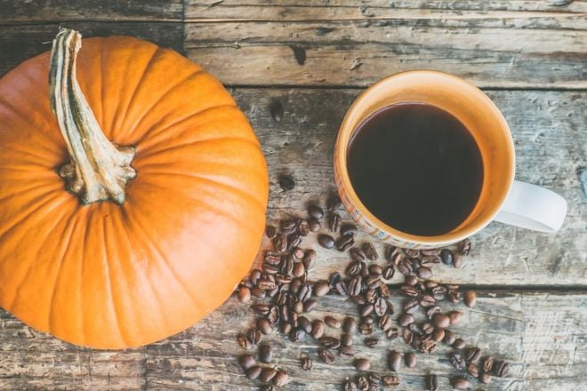 Kürbis mit Kaffeetasse