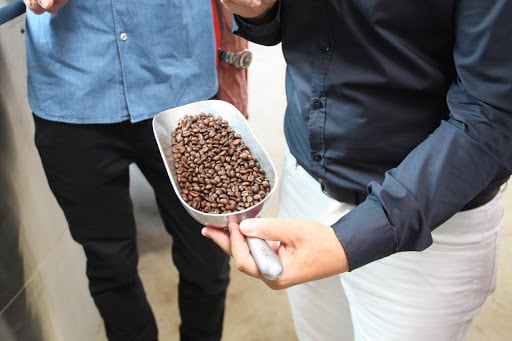 Schippe mit Kaffeebohnen von Mocambo