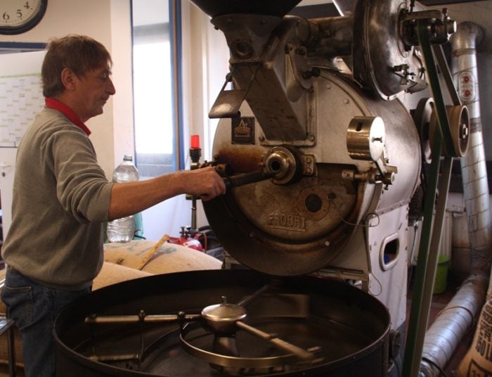 Inhaber von Vee's Kaffee, Wolfram Tismer, am Probat-Röster