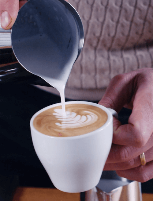 Sage Oracle Touch Siebträgermaschine Latte Art Milchschaum