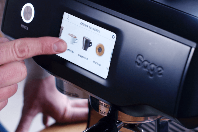 Touchdisplay der Sage Oracle Touch Siebträgermaschine