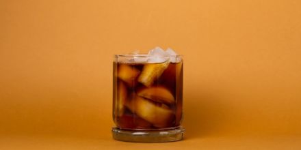 Cold Brew Coffee im Glas mit Eiswürfeln