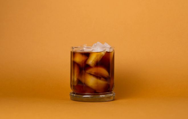 Cold Brew Coffee im Glas mit Eiswürfeln
