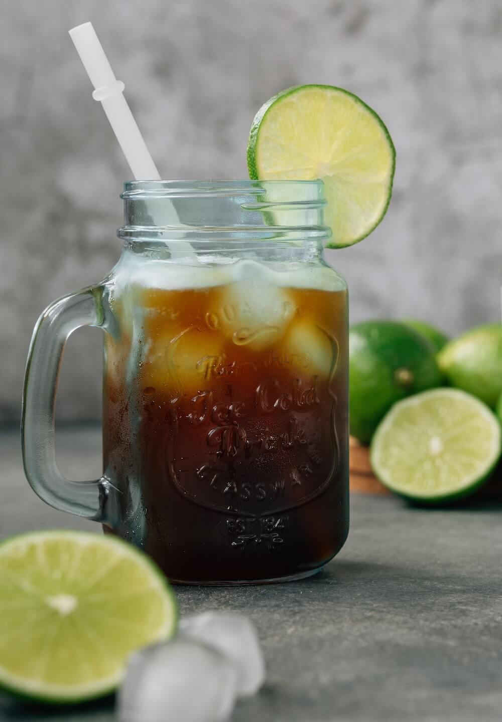 Cold Brew Mojito in Glas mit Limette