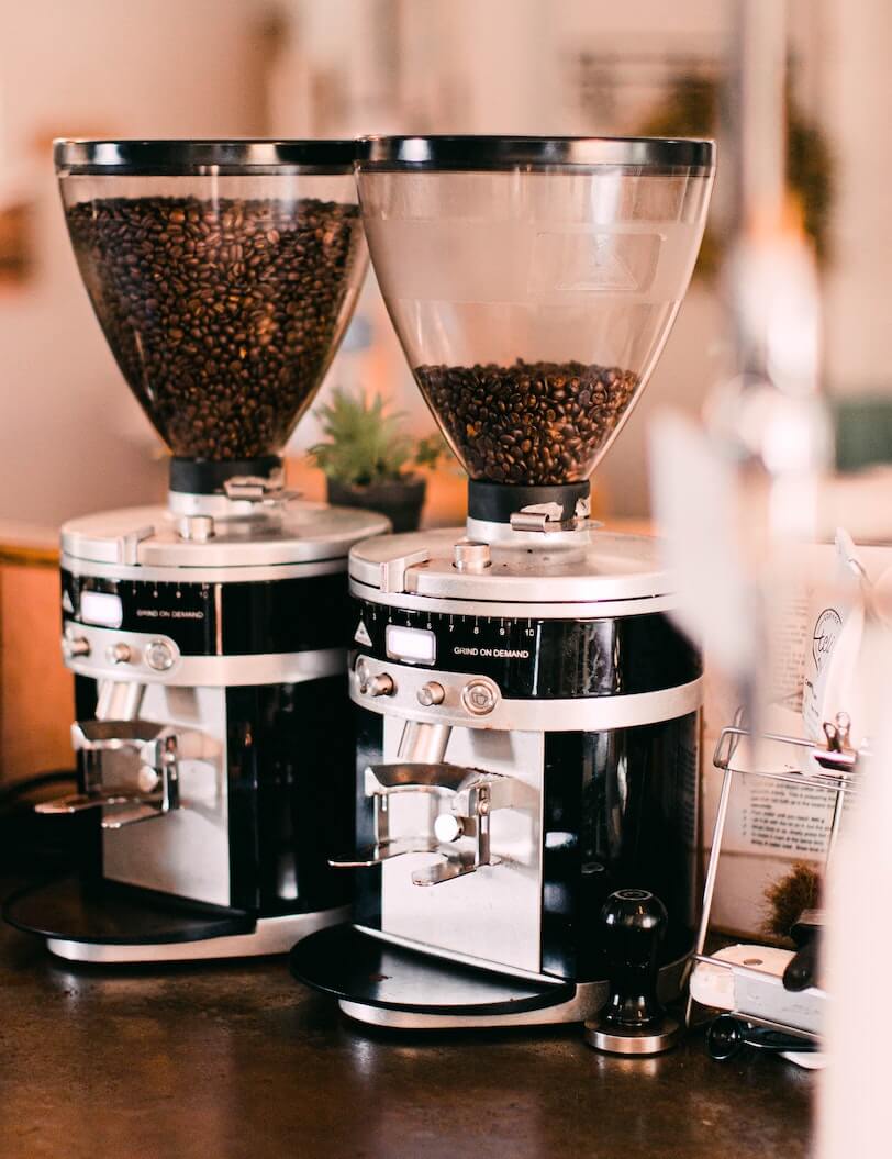 Kaffeemühlen mit frischen Kaffeebohnen