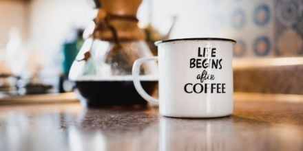 Kaffeespruch auf Tasse neben Pour Over Bereiter