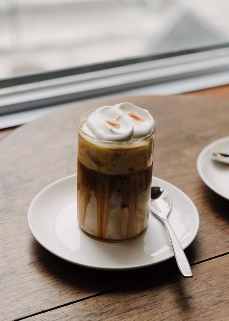 Affogato mit Sahne und Sirup im Glas