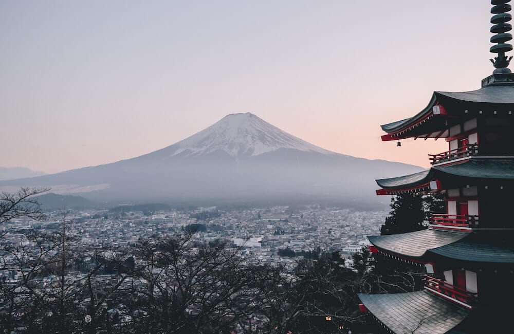 Japanischer Garten und Berglandschaft in Japan