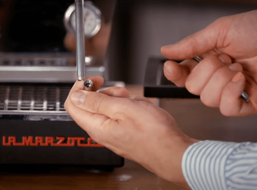 Reinigung der Dampflanze bei der Siebträgermaschine