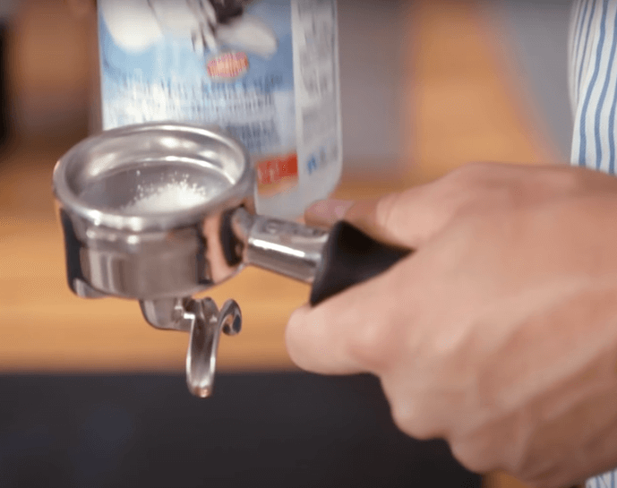 Reinigungspulver wird in Blindsieb gefüllt