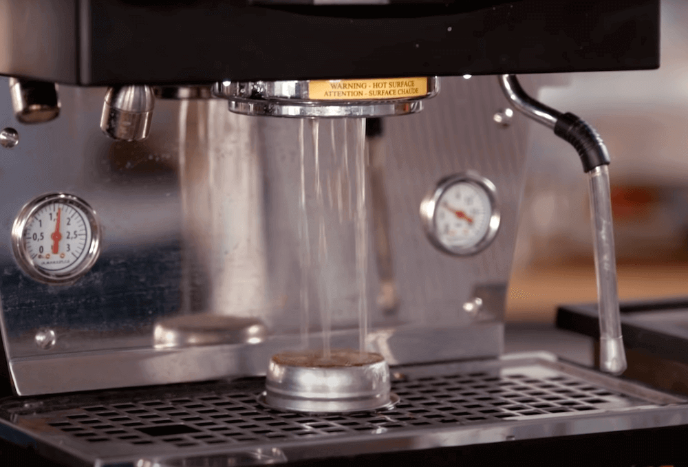 Reinigung der Siebe einer Siebträgermaschine