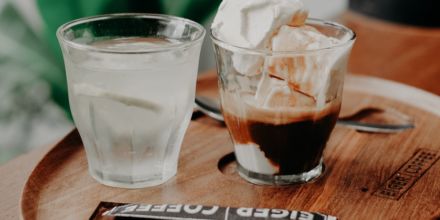 Affogato mit Glas Wasser und Vanilleeis