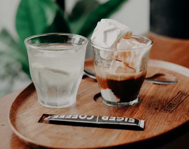 Affogato mit Glas Wasser und Vanilleeis