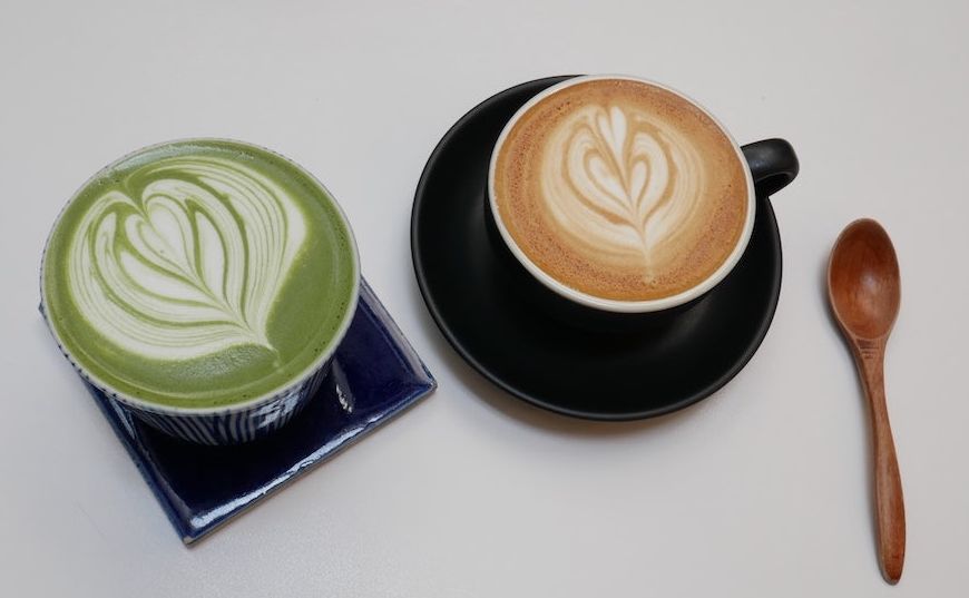 Matcha Latte und Cappuccino auf Tisch