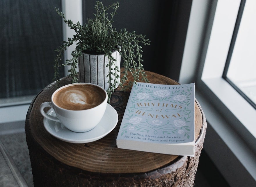 Kaffee und Buch auf Holztisch