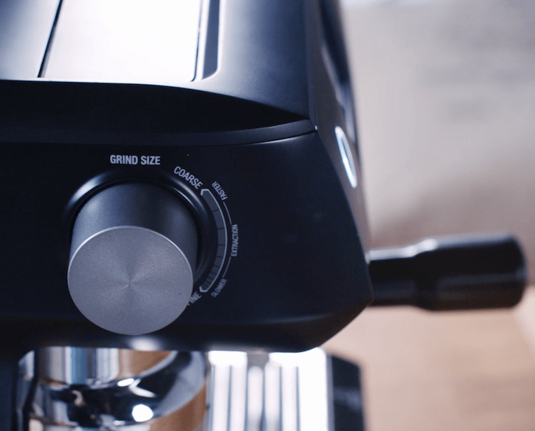 Sage Oracle Touch Siebträgermaschine mit Milchkännchen und Milchschaum