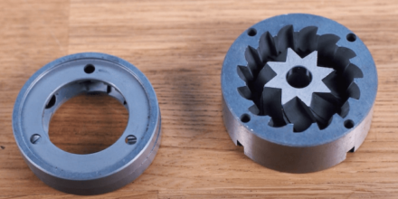 Scheibenmahlwerk und Kegelmahlwerk auf Tisch