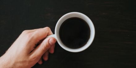 Schwarzer Kaffee in Porzellantasse