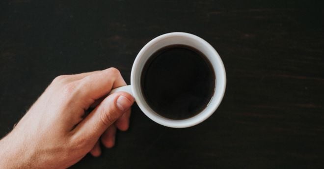 Schwarzer Kaffee in Porzellantasse