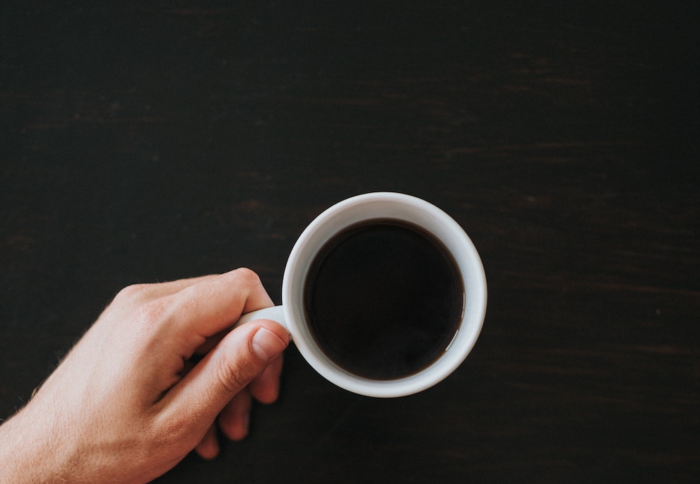 Schwarzer Kaffee in Porzellantasse